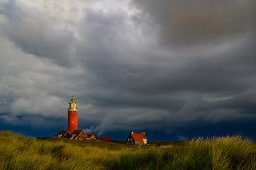 Texeler Leuchtturm in den Dünen an einem stürmischen Herbstmorgen von Sjoerd van der Wal Fotografie