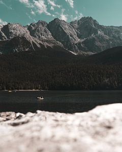 Eibsee mit Zugspitze. Ruderboot auf dem Bergsee