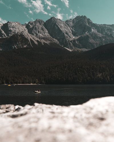 Eibsee met Zugspitze. Roeiboot op het bergmeer