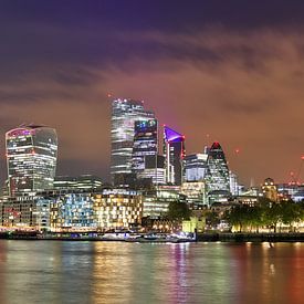 Image de nuit de la ligne d'horizon de Londres avec des reflets sur la Tamise - quartier des affaire sur MPfoto71