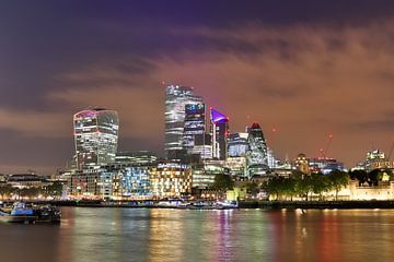 Image de nuit de la ligne d'horizon de Londres avec des reflets sur la Tamise - quartier des affaire