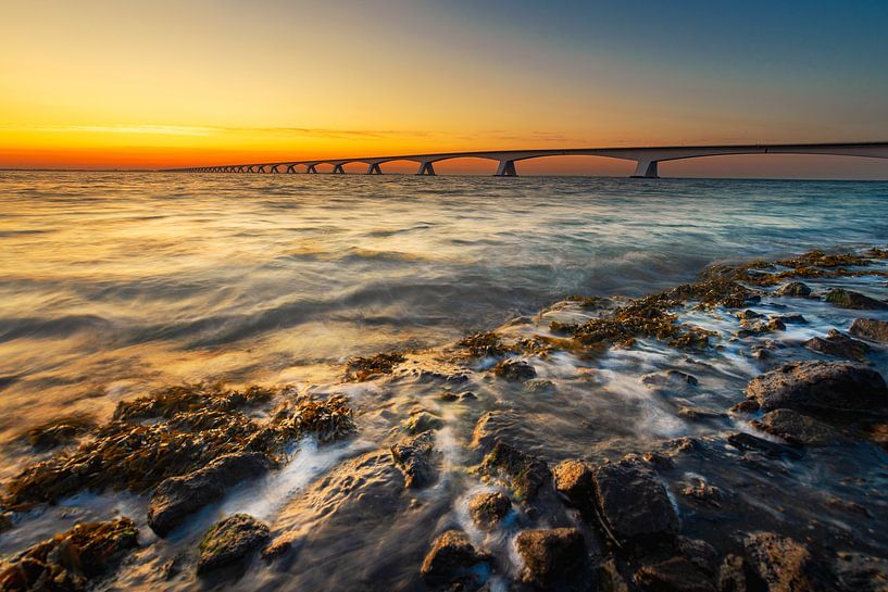 Elements (zonsopkomst bij Zeelandbrug) van Thom Brouwer