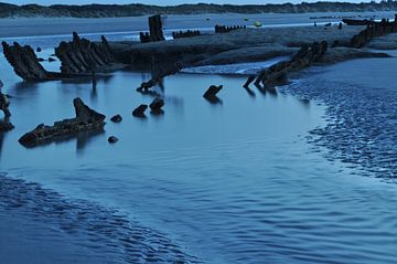 scheepswrak op het strand in duinkerke van Vitya Crepeele