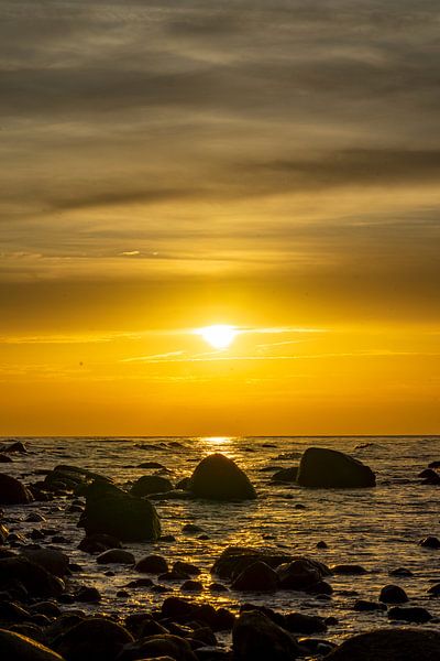 Sonnenuntergang am Strand mit Großen Felsen im Wasser an der Ostsee auf Rügen von Animaflora PicsStock