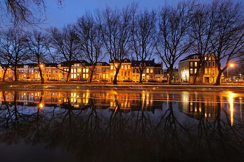 Weerdsingel Oostzijde à Utrecht, entre Hopakker et Bellamystraat, avec un bateau de canal qui passe.