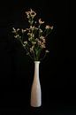 Stilleven met kleurrijke bloemen in witte vaas van Felix Sedney thumbnail