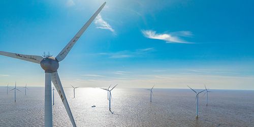 Windturbines in windpark aan de oever van het meer produceren elektriciteit tijdens de wintermaanden
