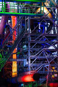 Beleuchtete Stahlkonstruktionen im Landschaftspark Duisburg-Nord