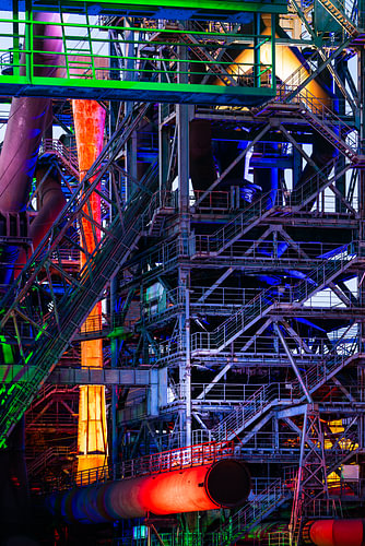 Verlichte staalconstructies in Landschaftspark Duisburg-Nord