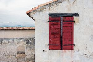 Rode luiken in een rustiek Mediterraan huis