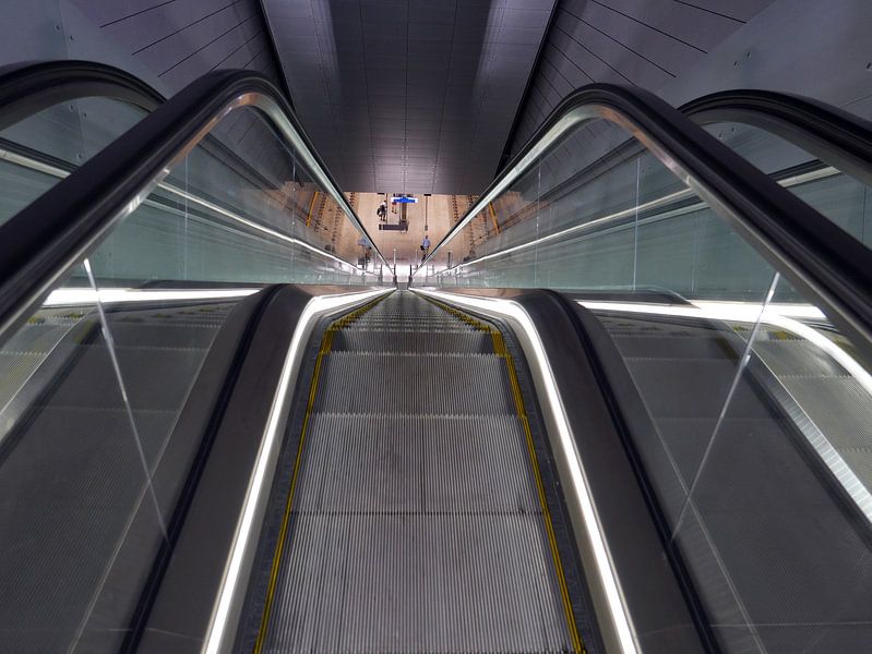 Rolltreppe an einer Station der Nord-Süd-Linie der Amsterdamer Metro. von Gert Bunt