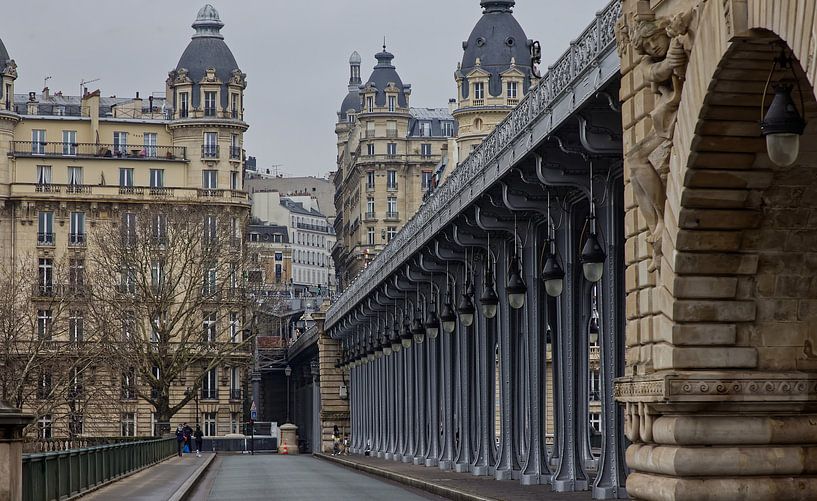 De Pont de Bir Hakeim brug over de Seine in Parijs van Robert Jan Smit