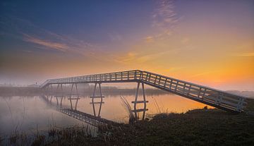 Fietsbrug naar de walingsdijk bij Avenhorn van peterheinspictures