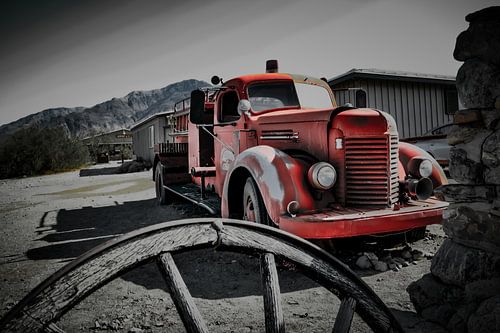VINTAGE VALOR, CLASSIC FIRE TRUCK ON ROUTE 66 van Bo Vandersteene