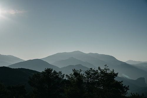 Mistige bergen tijdens zonsopgang in de Gorges du Verdon (Frankrijk)