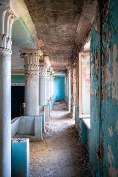 Verlassener Blauer Korridor. von Roman Robroek – Fotos verlassener Gebäude