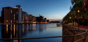 Duisburg bij avondlicht