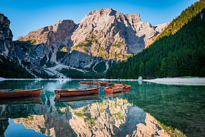 Foto van het Lago di Braies met spiegeling in de Dolomieten, Italië