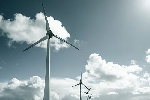 Windturbines met een blauwe lucht en wolken op de achtergrond