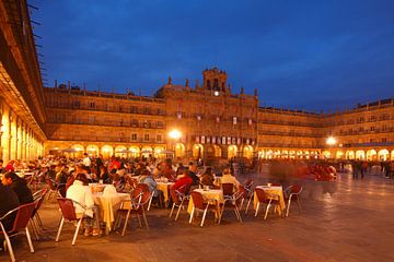 Plaza Mayor met stadhuis in de schemering, Salamanca, Castilla y Leon, Castilla y Leon, Spanje