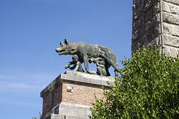 Siena: Sculpture of a she-wolf with the twins Senius and Aschius by Berthold Werner