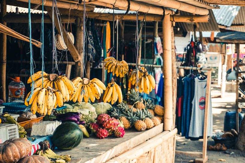 Fruitstalletje in Kuta op Lombok (Indonesië) van Expeditie Aardbol