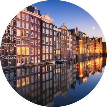 Damrak Amsterdam tijdens blauwe uur van Vincent Fennis