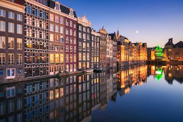 Damrak Amsterdam tijdens blauwe uur van Vincent Fennis