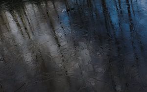 glace dans le fossé, photo d'hiver
