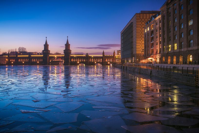 Berlin Oberbaumbrücke Mediaspree im Winter von Jean Claude Castor