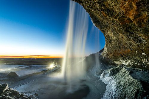 De Laatste Stralen van de Dag omhullen de Seljalandsfoss