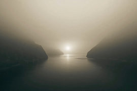 Morgenstille über dem Fjord – Neblige Landschaft im sanften Licht