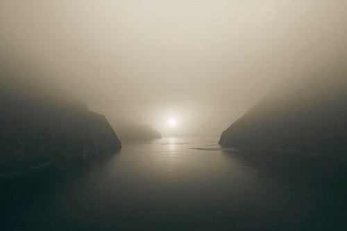 Gouden mist boven het stille fjord