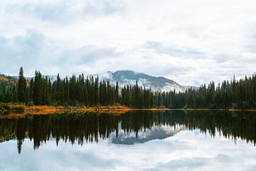 Herbstliche Wasserspiegelungen in den Bergen von Kanada von Marit Hilarius