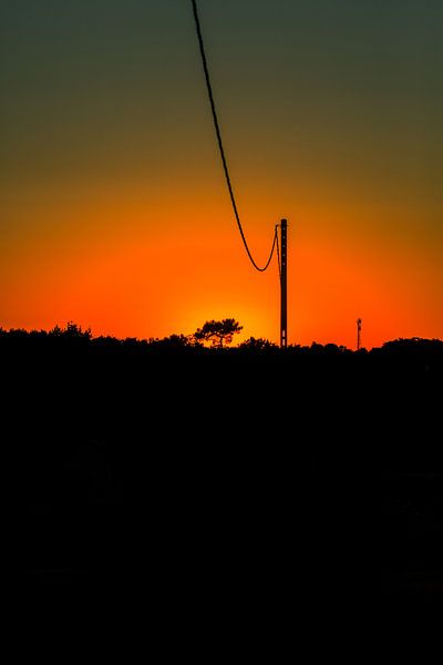 coucher de soleil avec ciel rouge et premier plan noir par Marc Goldman