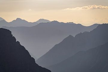 Silhouet von Bergspitzen in den Alpen zum Sonnenaufgang