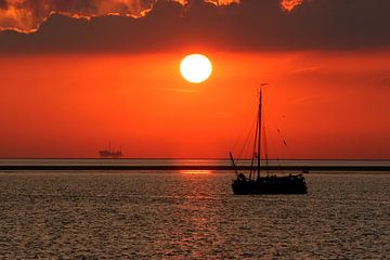 Vissersboot bij zonsondergang van Dennis Claessens