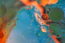 Öltropfen in Wasser von Monika Scheurer