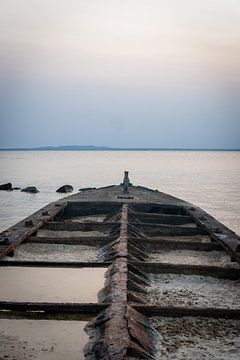 Schiffswrack im Sonnenuntergang von Ennio Brehm