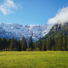 Schneebedeckte Berge und blauer Himmel am Achensee in Tirol von S Amelie Walter