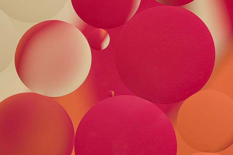 Retro: Oliedruppels op water (rood, oranje en creme) van Marjolijn van den Berg