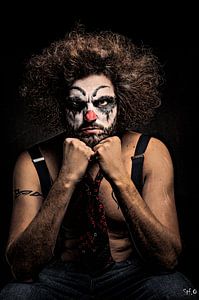 Streng schauender Clown