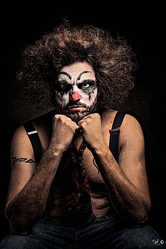 Streng kijkende clown
