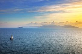 Zonsondergang op het eiland Elba vanaf Piombino en een zeilboot van Stefano Orazzini
