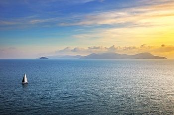 Sonnenuntergang auf der Insel Elba von Piombino und einem Segelboot aus