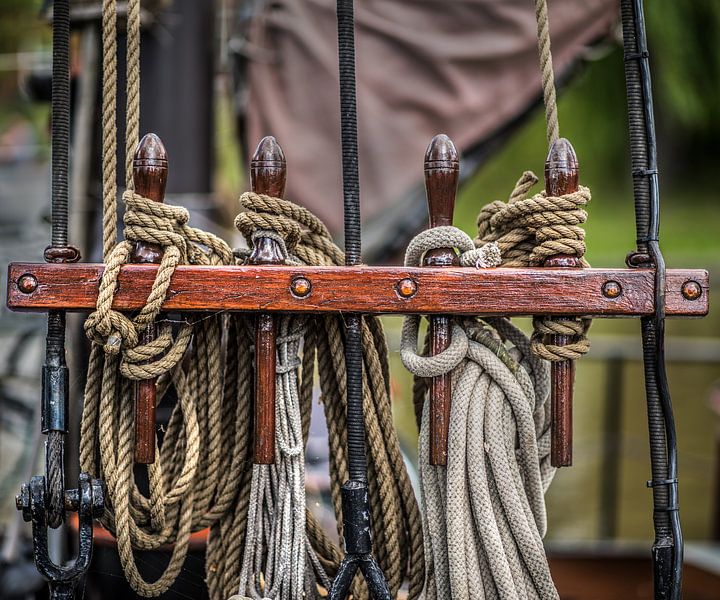 Corde de bateau groupée sur un banc de clous d'un voilier par Harrie Muis