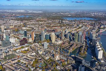 Het centrum van Rotterdam vanuit de lucht gezien. van Jaap van den Berg