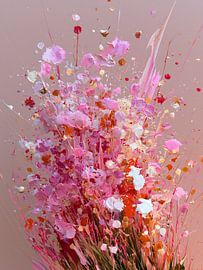 Zusammenfassung: Blumenarrangement in Rosa und Korallenrot