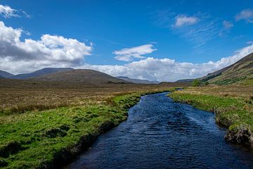 Schotland - Rivier door het Schotse Landschap van Rick Massar