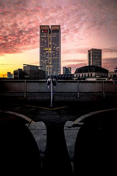 Uitzicht op de skyline van Frankfurt bij zonsondergang van Fotos by Jan Wehnert